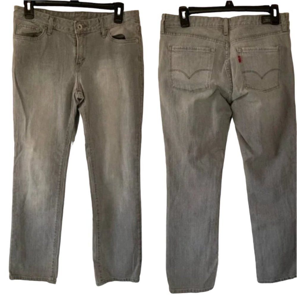Levi’s Women’s 552 Mid Rise Straight 6 Short